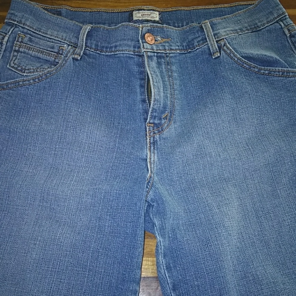 🚨MUST BUNDLE🚨 pair of levis 515 Bermuda shorts